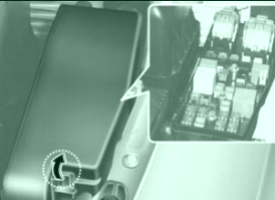 Ubicación de la caja de fusibles del compartimento del motor