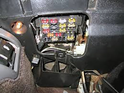 Ubicación de la caja de fusibles del tablero