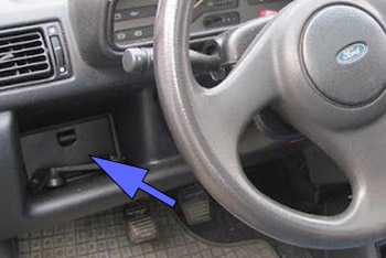 Ubicación de la caja de fusibles del compartimiento de pasajeros